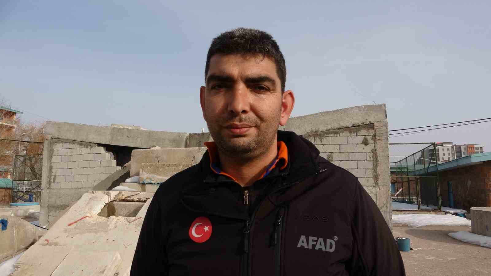 AFAD personeli: "Enkazdaki bazı yaralılar zarar görmesin diye arkeologlar gibi kazdık"