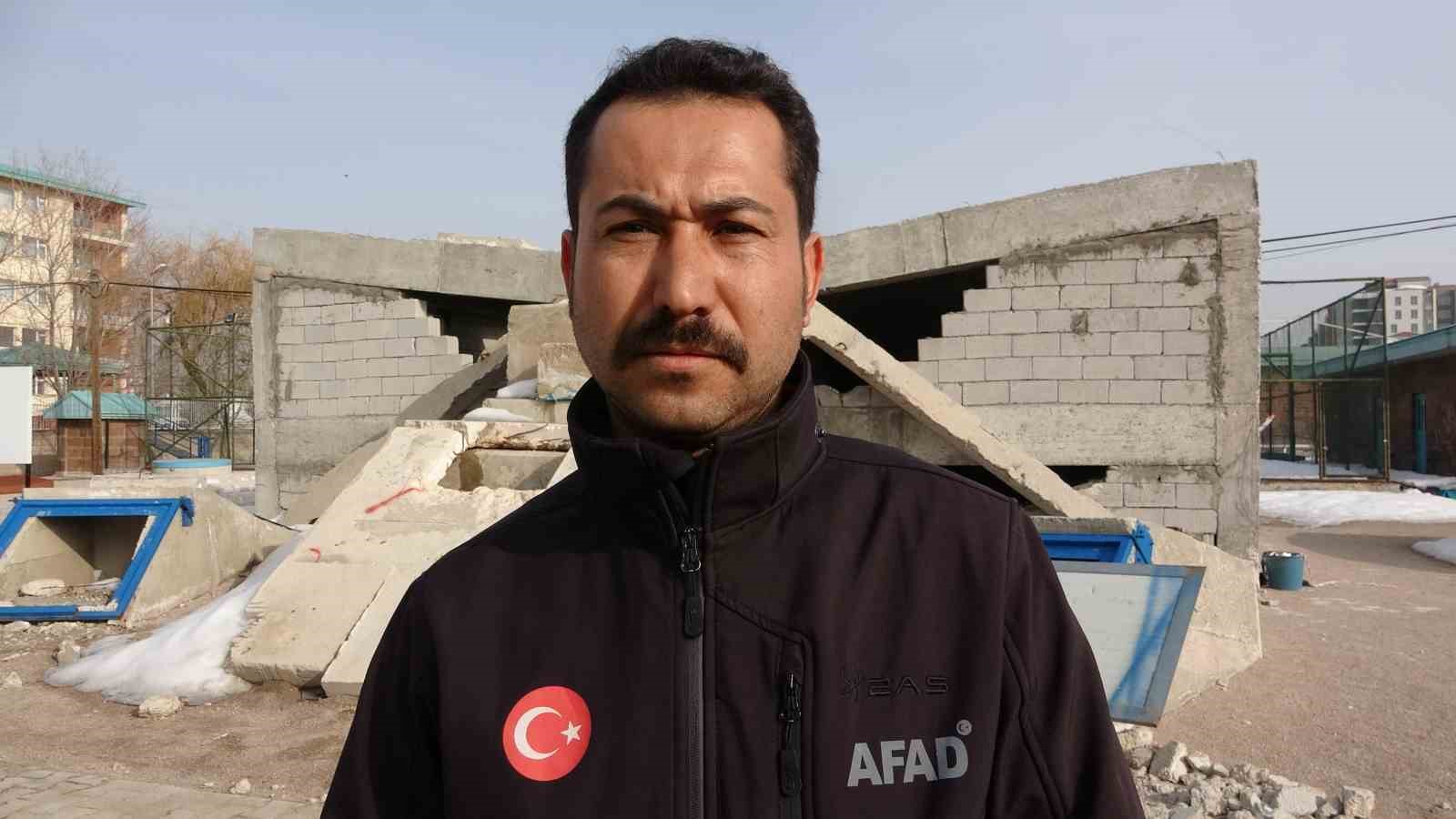 AFAD personeli: "Enkazdaki bazı yaralılar zarar görmesin diye arkeologlar gibi kazdık"