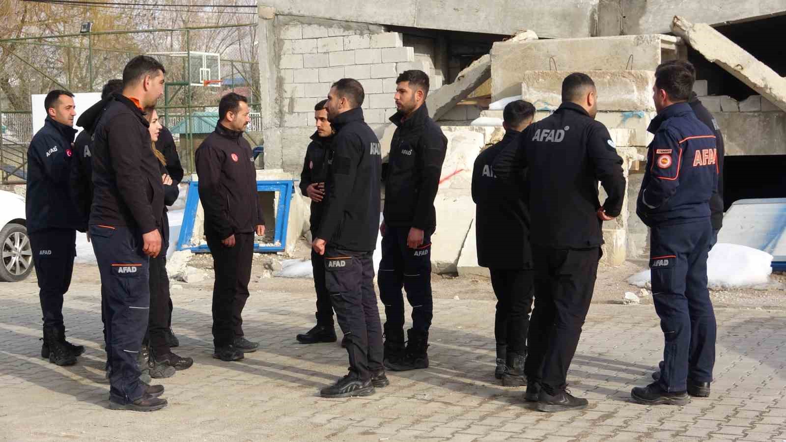 AFAD personeli: "Enkazdaki bazı yaralılar zarar görmesin diye arkeologlar gibi kazdık"