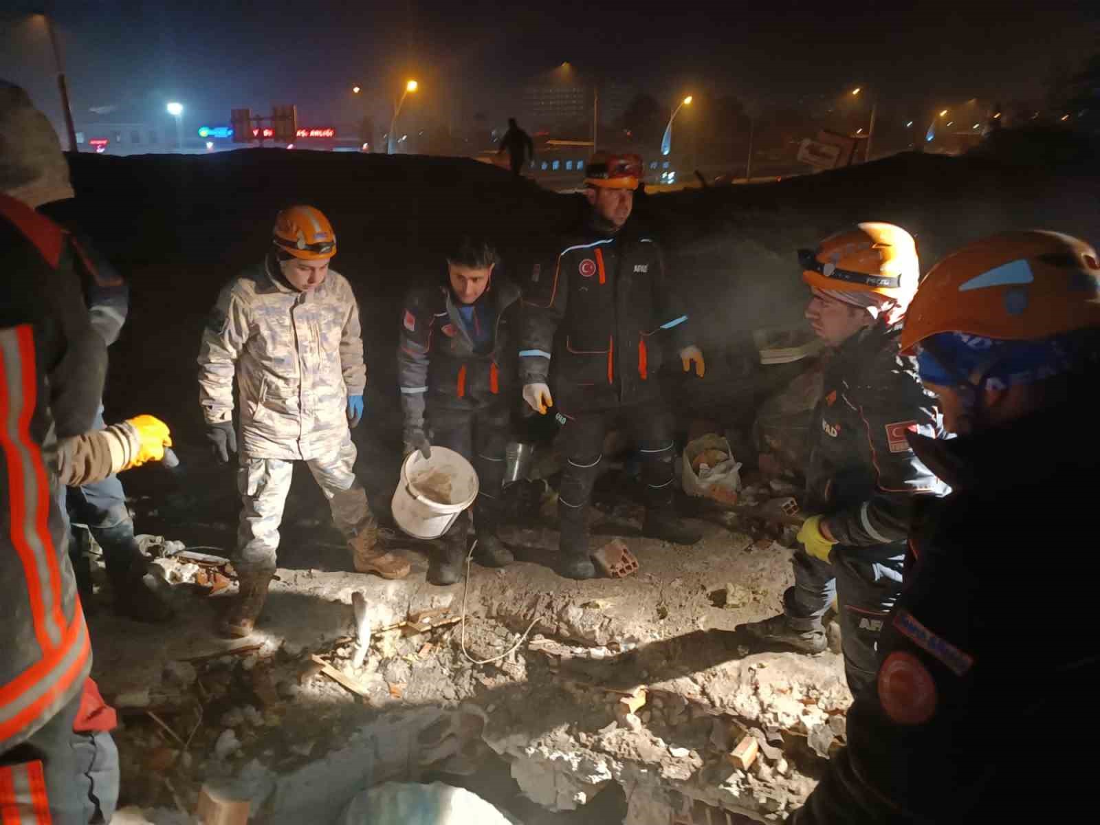 AFAD personeli: "Enkazdaki bazı yaralılar zarar görmesin diye arkeologlar gibi kazdık"