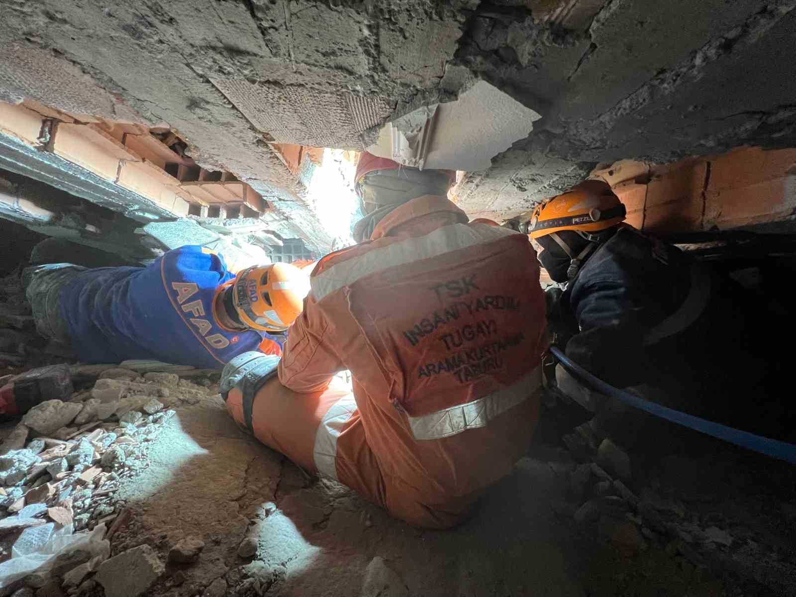 AFAD personeli: "Enkazdaki bazı yaralılar zarar görmesin diye arkeologlar gibi kazdık"