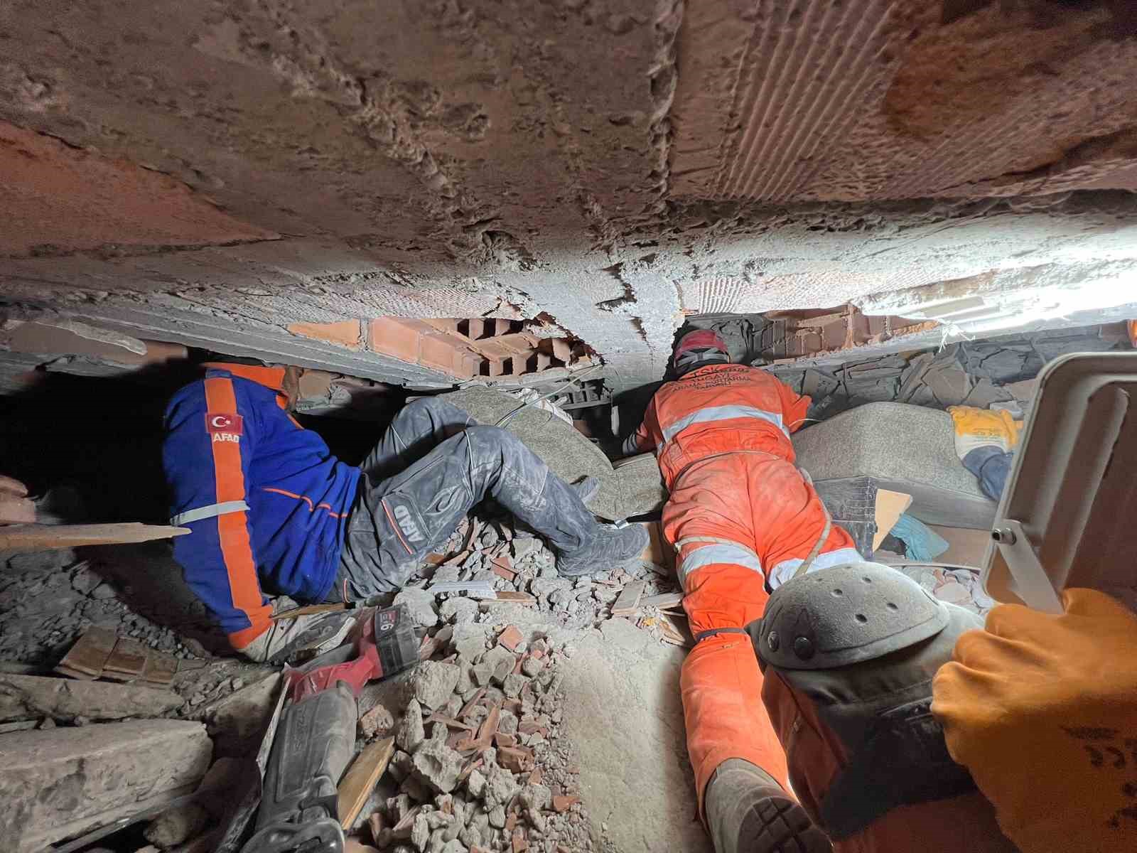 AFAD personeli: "Enkazdaki bazı yaralılar zarar görmesin diye arkeologlar gibi kazdık"
