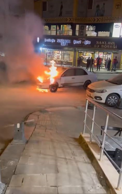 Arnavutköy’de seyir halindeki otomobilin motoru alev alev yandı Arnavutköy’de seyir halindeki otomobilin motoru alev alev yandı