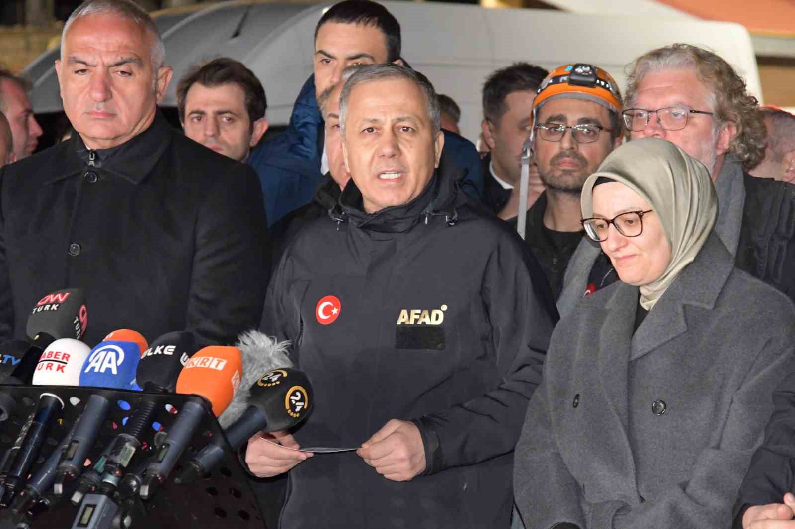 Bakan Yerlikaya açıkladı: Otel yangınında ölü sayısı 76’ya yükseldi Bakan Yerlikaya açıkladı: Otel yangınında ölü sayısı 76’ya yükseldi