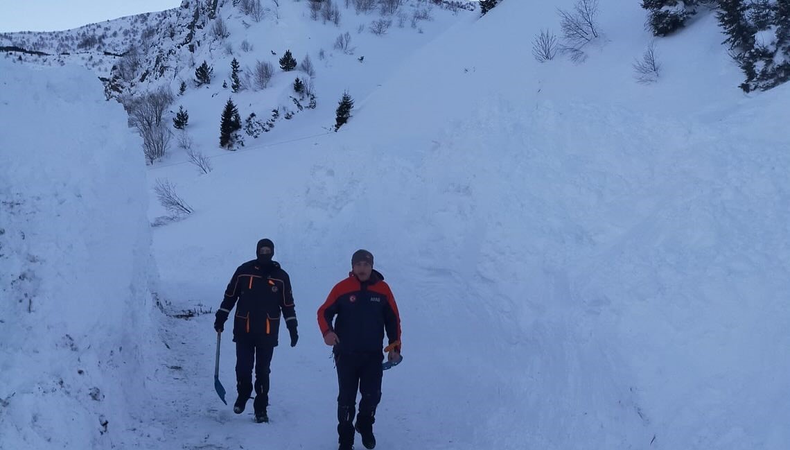 Cami lojmanının üzerine çığ düştü