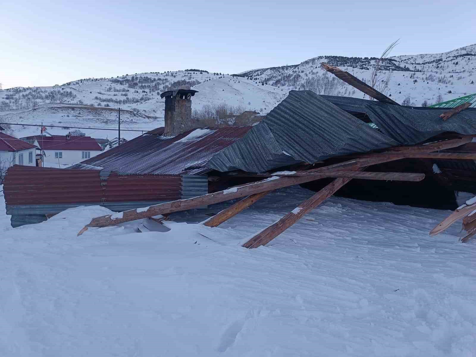 Cami lojmanının üzerine çığ düştü