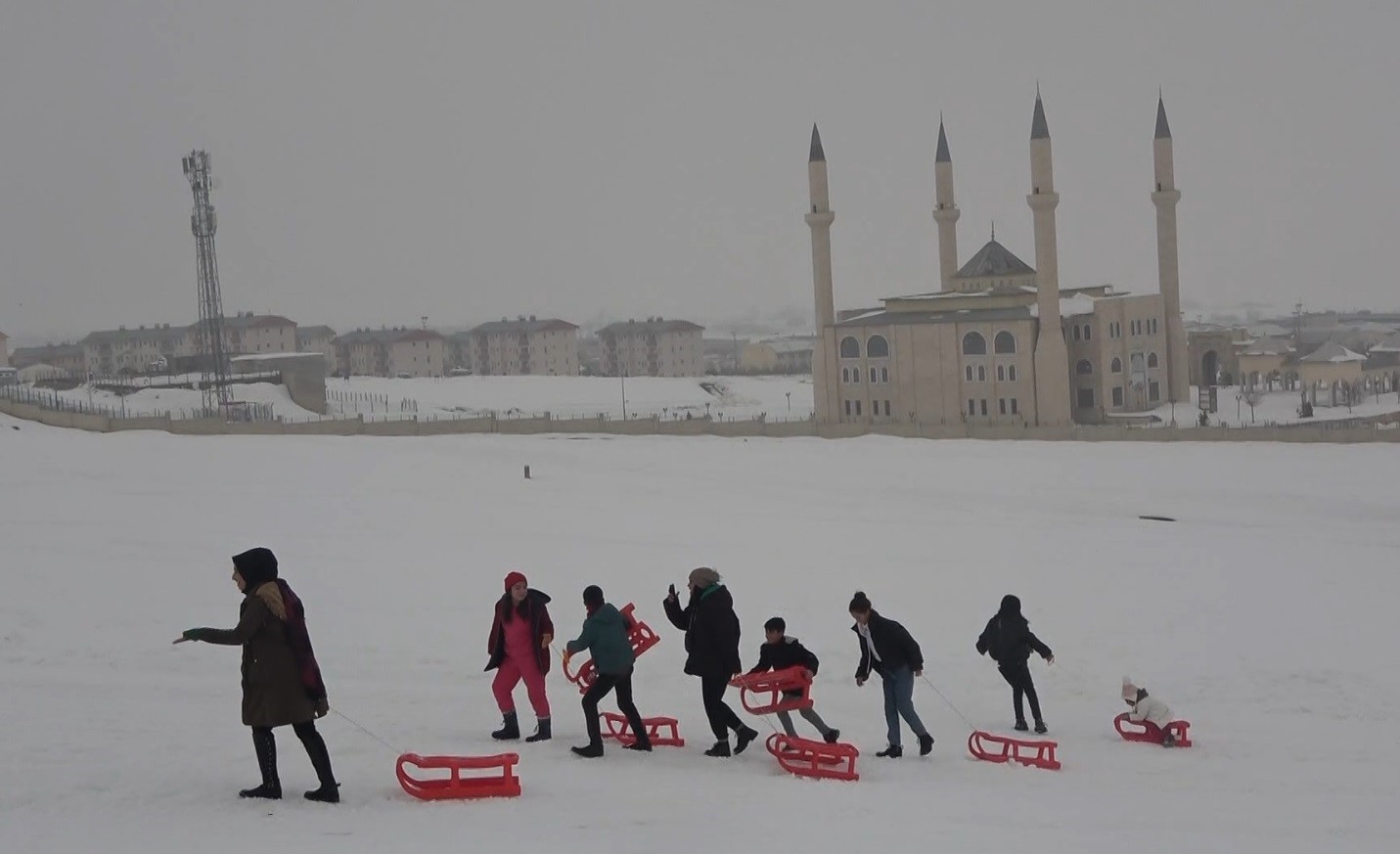 Depremden etkilenen çocuklar kızaklarla kayarak eğlendi