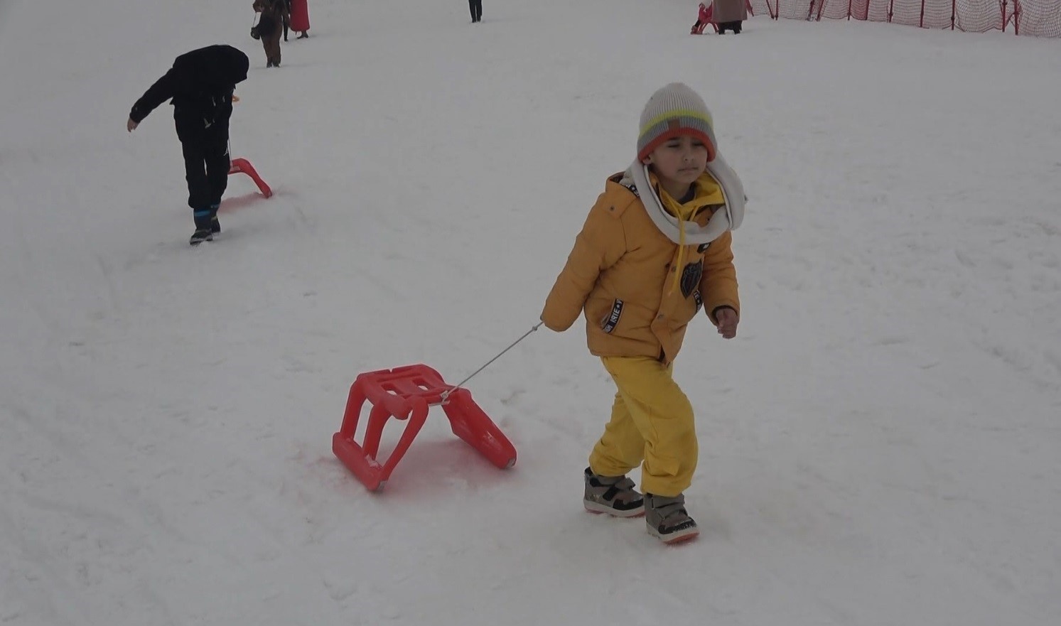 Depremden etkilenen çocuklar kızaklarla kayarak eğlendi