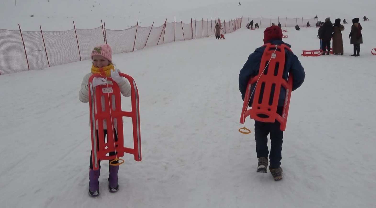 Depremden etkilenen çocuklar kızaklarla kayarak eğlendi