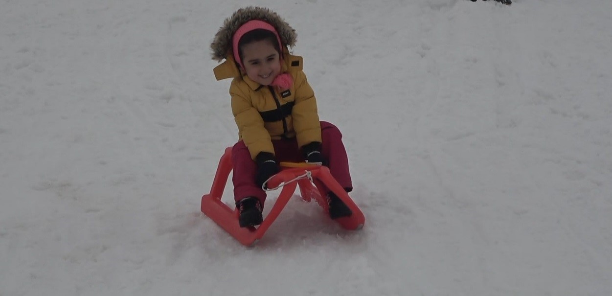 Depremden etkilenen çocuklar kızaklarla kayarak eğlendi