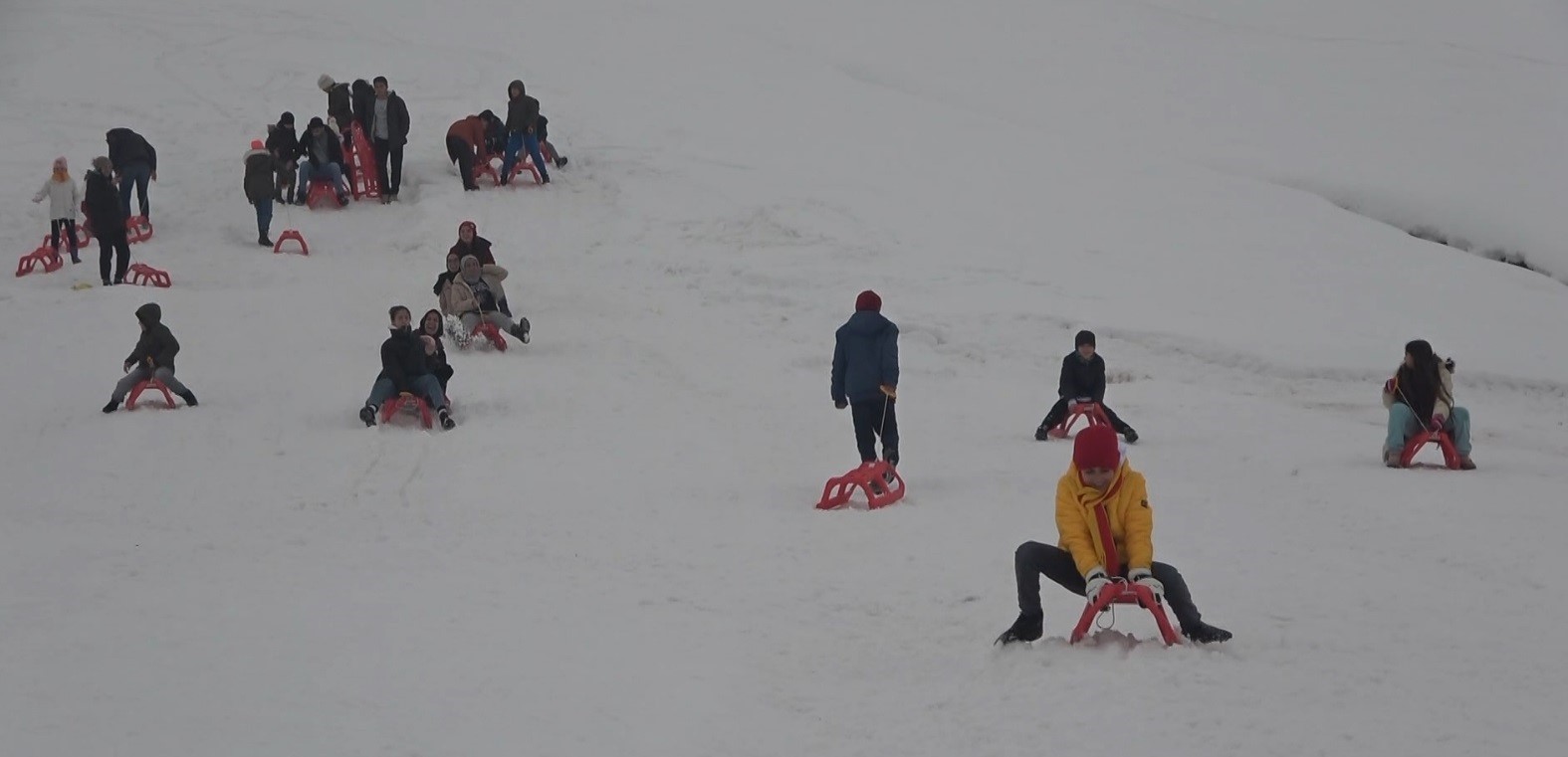 Depremden etkilenen çocuklar kızaklarla kayarak eğlendi