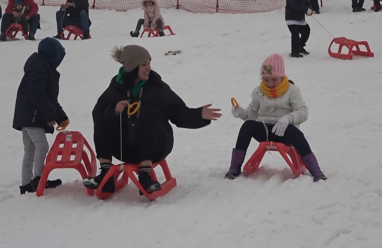 Depremden etkilenen çocuklar kızaklarla kayarak eğlendi
