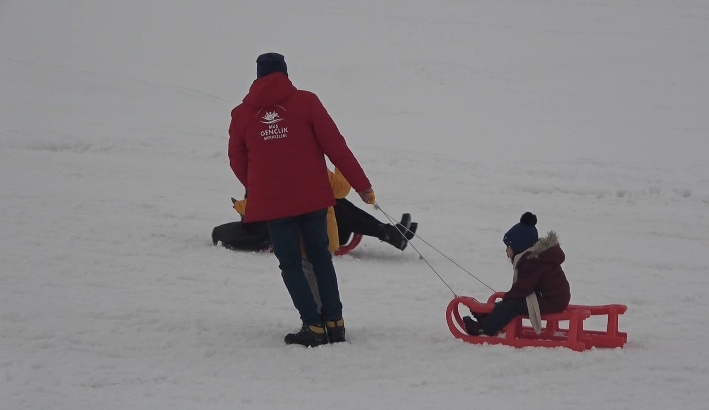 Depremden etkilenen çocuklar kızaklarla kayarak eğlendi