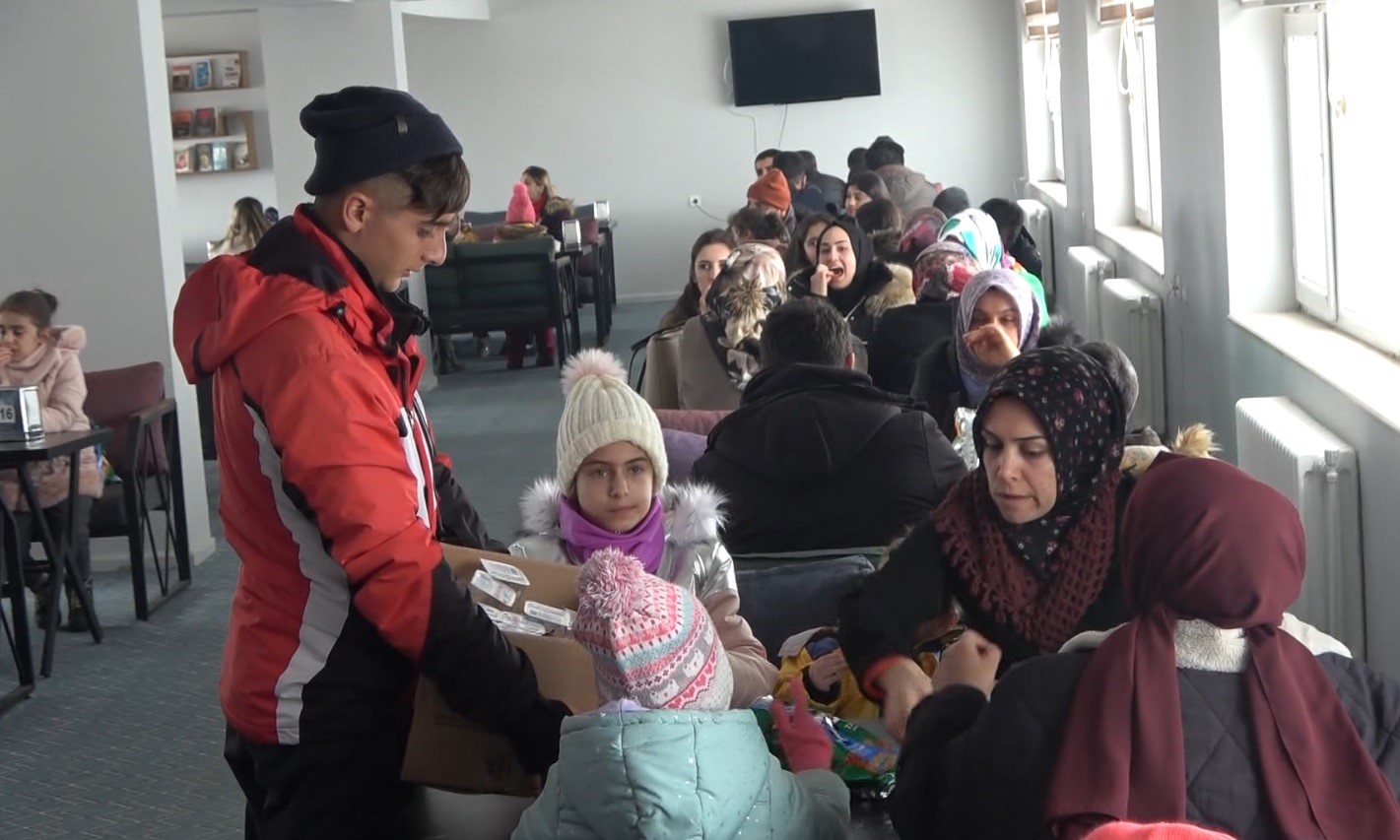 Depremden etkilenen çocuklar kızaklarla kayarak eğlendi