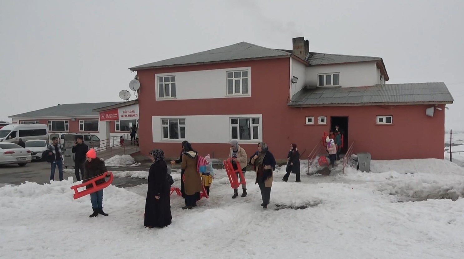 Depremden etkilenen çocuklar kızaklarla kayarak eğlendi