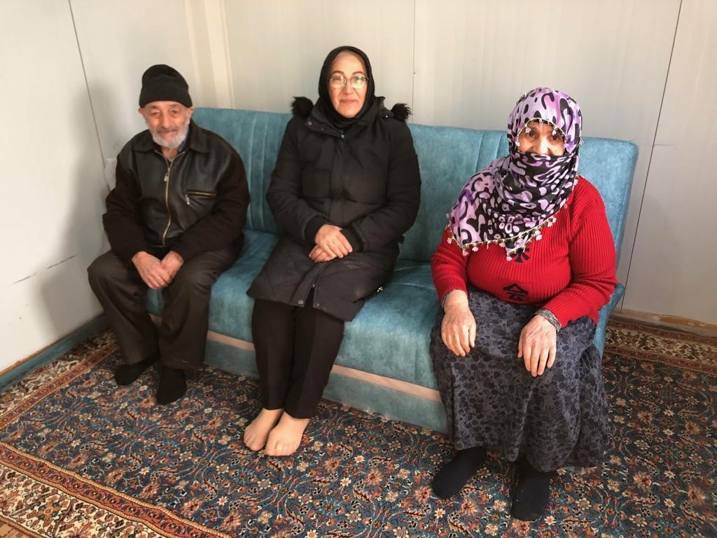 Depremzede Hüseyin amca, “Cumhurbaşkanımızın yükü şimdi daha ağır, Rabbim yardımcısı olsun"