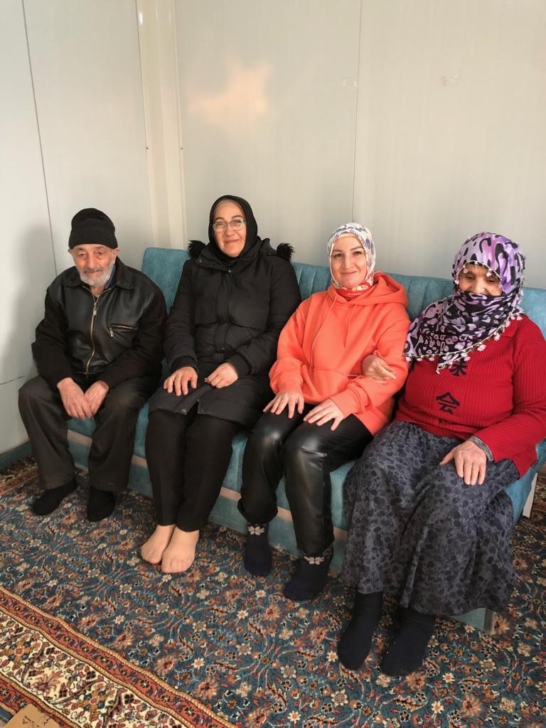 Depremzede Hüseyin amca, “Cumhurbaşkanımızın yükü şimdi daha ağır, Rabbim yardımcısı olsun"