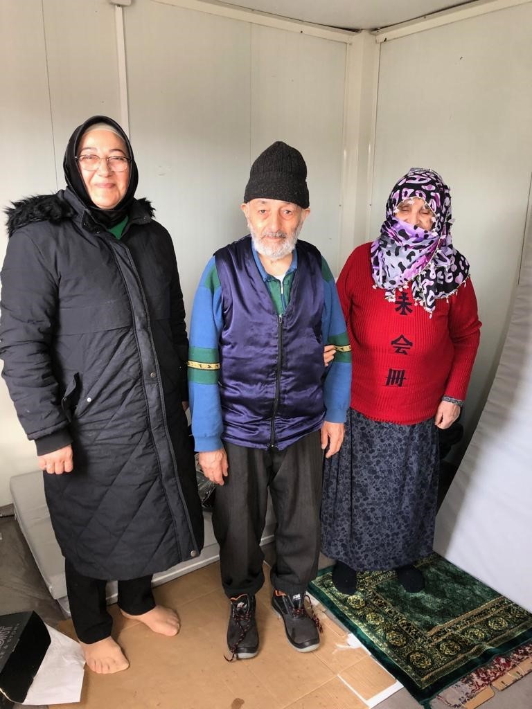 Depremzede Hüseyin amca, “Cumhurbaşkanımızın yükü şimdi daha ağır, Rabbim yardımcısı olsun"