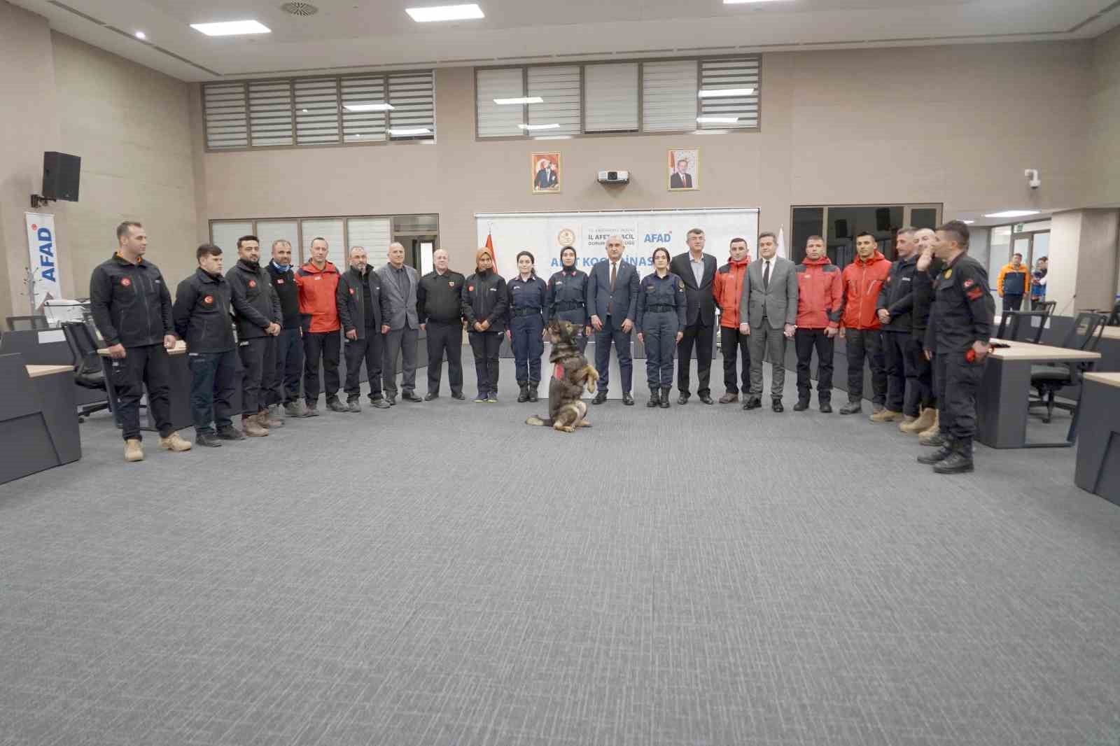 Enkazdan onlarca kişiyi sağ çıkaran AFAD ve JAK ekiplerine teşekkür ziyareti Enkazdan onlarca kişiyi sağ çıkaran AFAD ve JAK ekiplerine teşekkür ziyareti