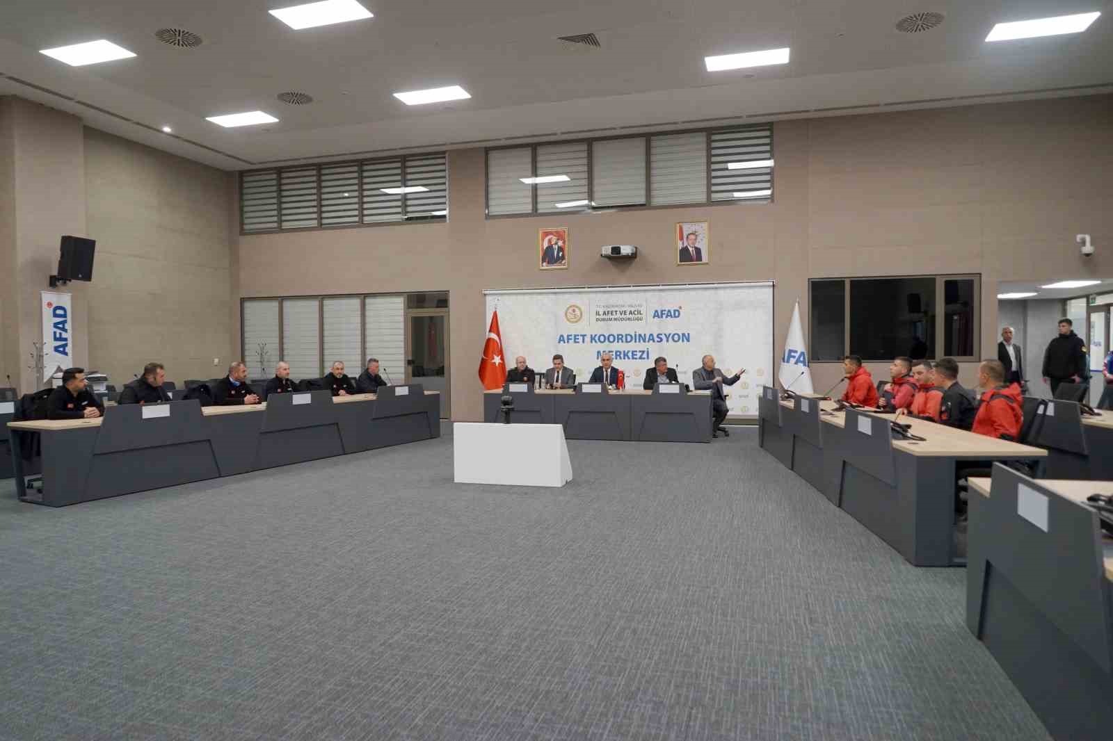 Enkazdan onlarca kişiyi sağ çıkaran AFAD ve JAK ekiplerine teşekkür ziyareti Enkazdan onlarca kişiyi sağ çıkaran AFAD ve JAK ekiplerine teşekkür ziyareti