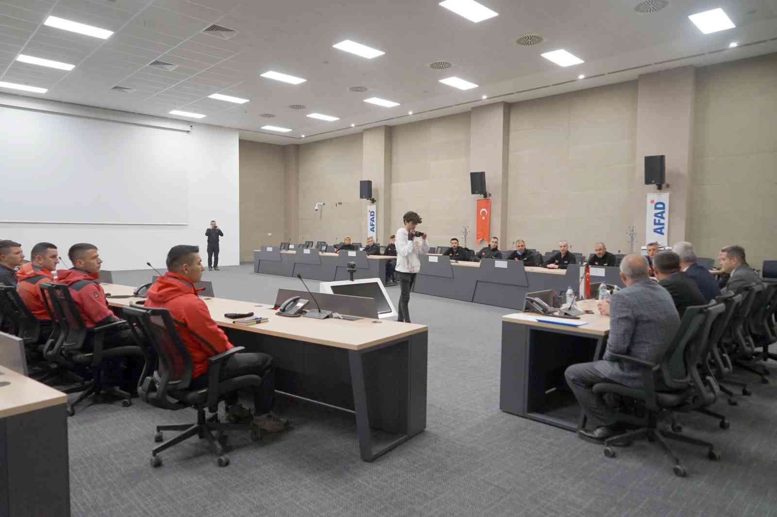 Enkazdan onlarca kişiyi sağ çıkaran AFAD ve JAK ekiplerine teşekkür ziyareti Enkazdan onlarca kişiyi sağ çıkaran AFAD ve JAK ekiplerine teşekkür ziyareti