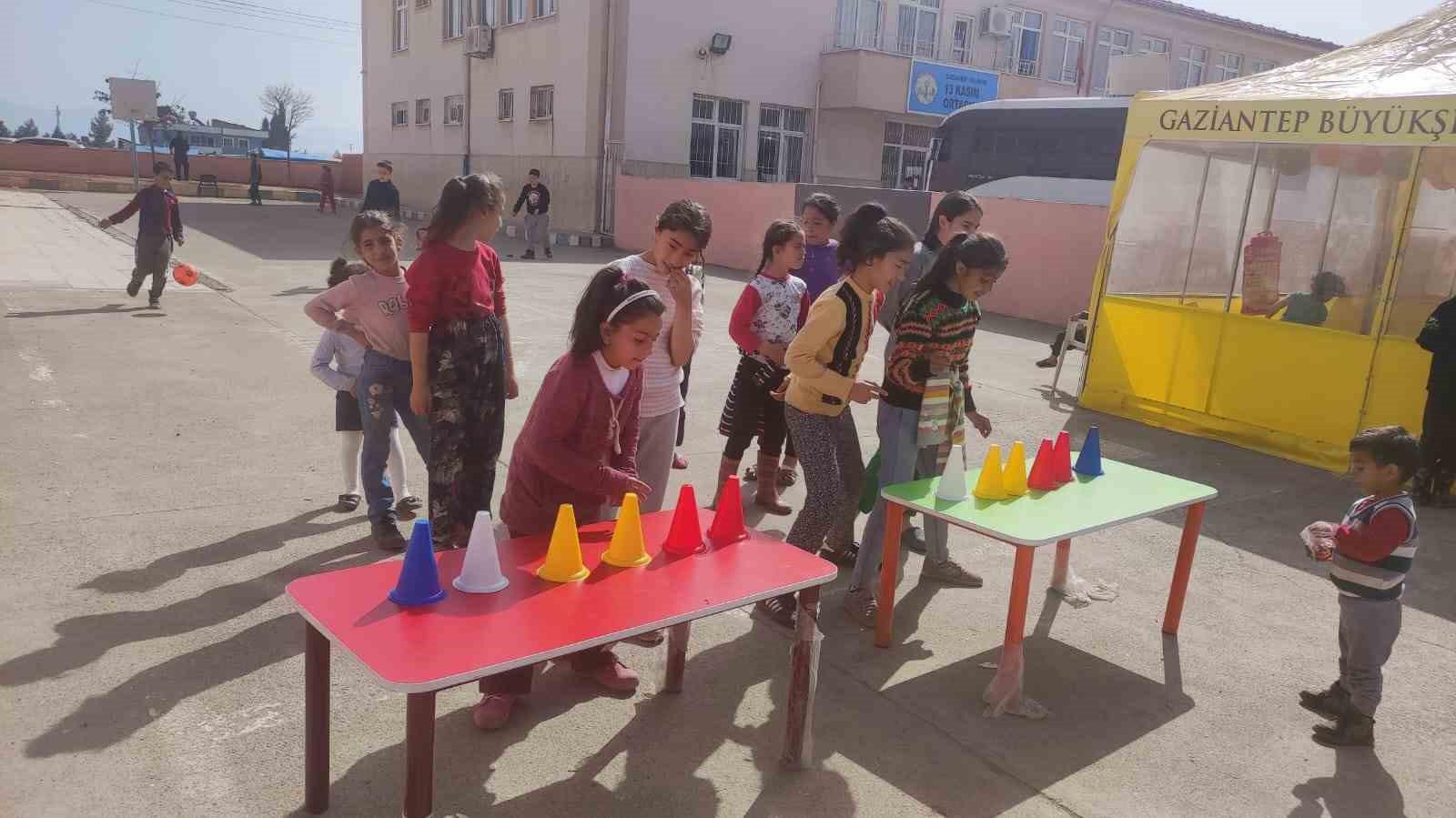 Gönüllü öğretmenlerden depremzede çocuklara psikososyal destek