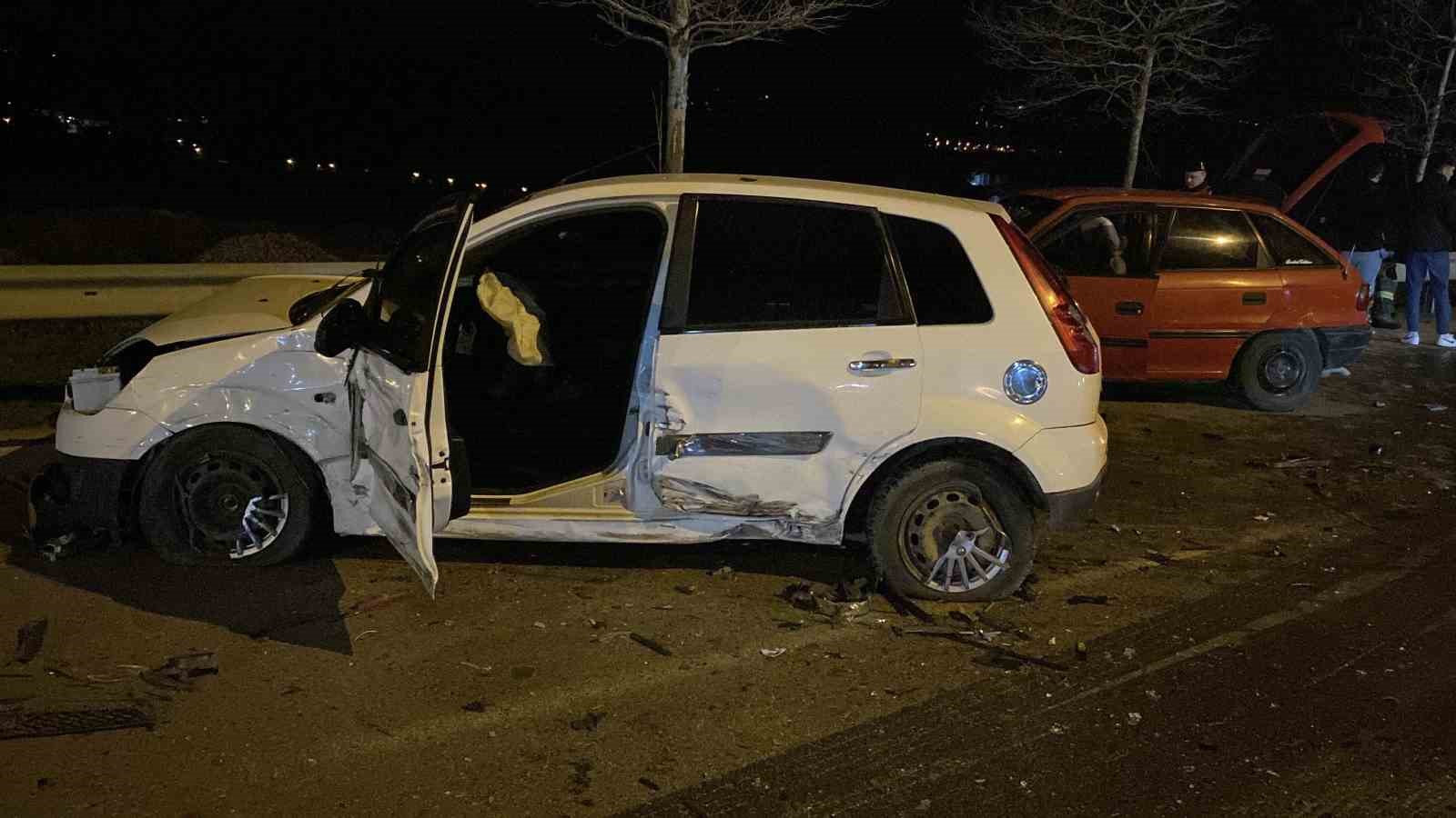 İzmit’te 3 araçlı zincirleme trafik kazası: 4 yaralı