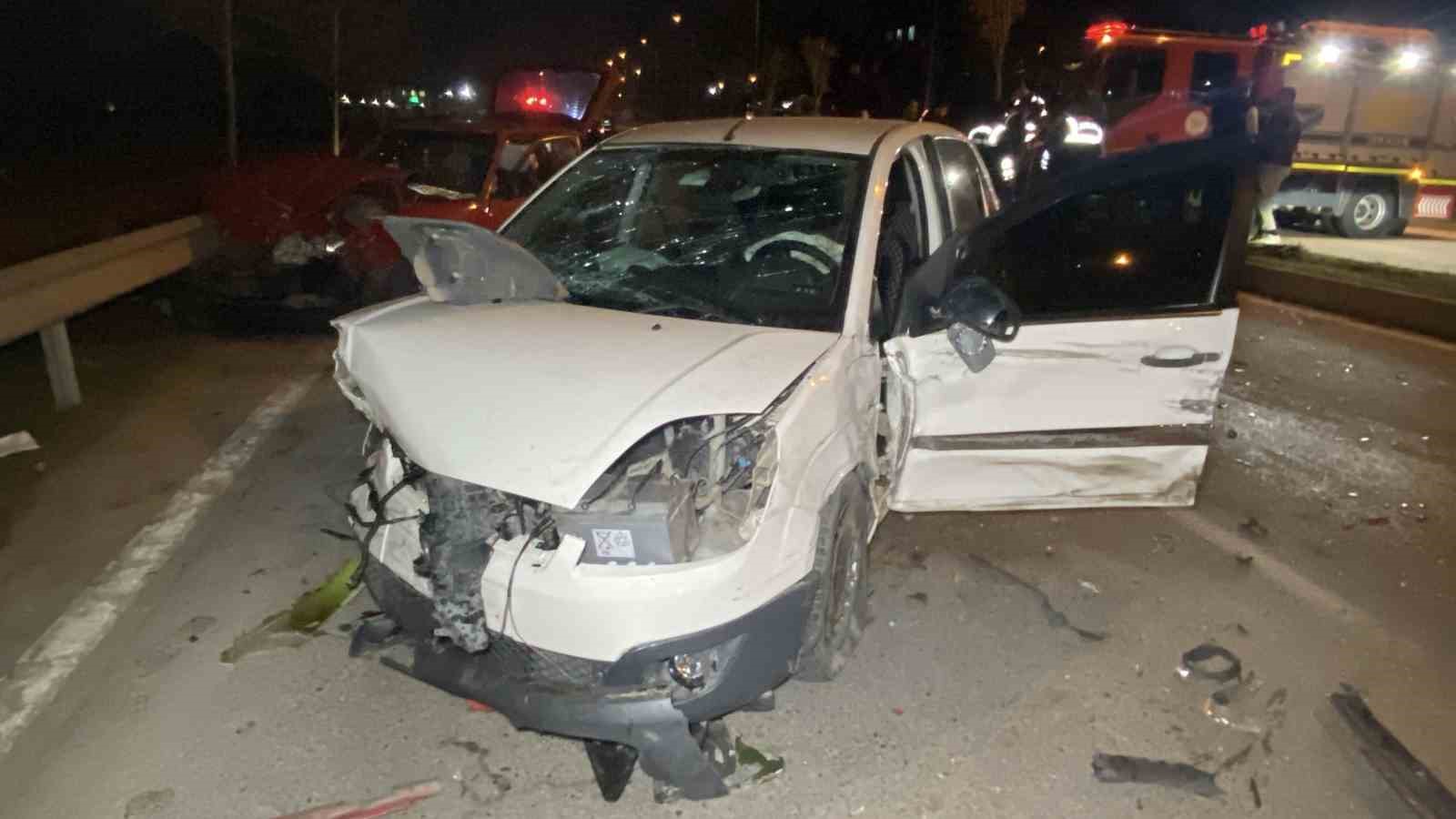 İzmit’te 3 araçlı zincirleme trafik kazası: 4 yaralı