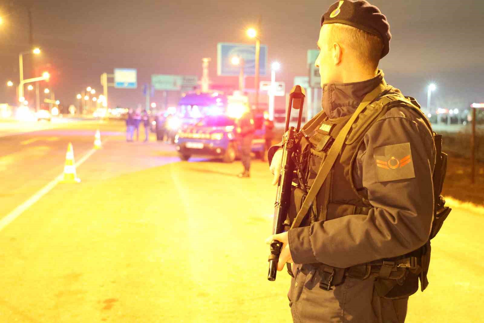 Jandarma, uzun namlulu silahlarla yol kontrolünde Jandarma, uzun namlulu silahlarla yol kontrolünde