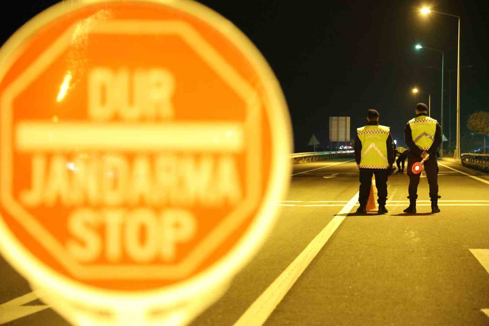 Jandarma, uzun namlulu silahlarla yol kontrolünde Jandarma, uzun namlulu silahlarla yol kontrolünde