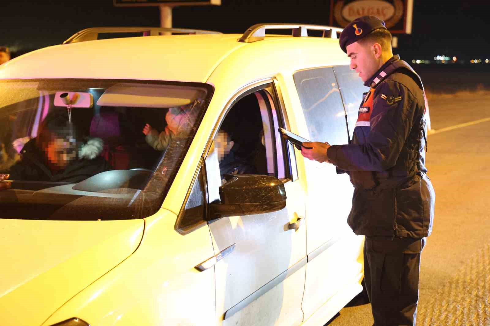 Jandarma, uzun namlulu silahlarla yol kontrolünde Jandarma, uzun namlulu silahlarla yol kontrolünde