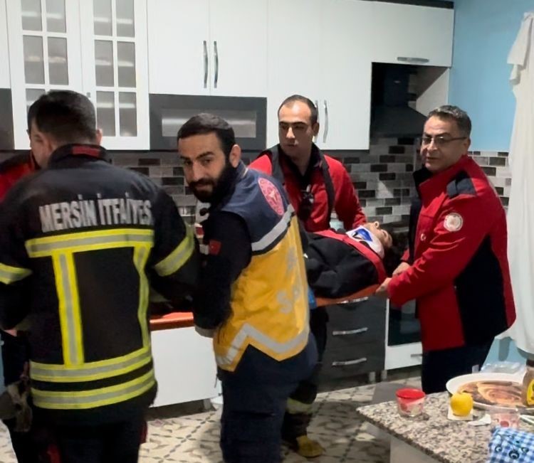 Mersin’de 3. kattan havalandırma boşluğuna düşen çocuk ağır yaralandı Mersin’de 3. kattan havalandırma boşluğuna düşen çocuk ağır yaralandı